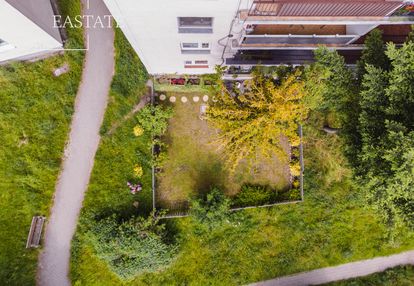 Parter z ogrodem obok lasu, dla rodziny – karwiny