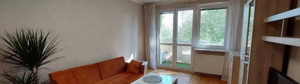 Dwa pokoje 46m2, balkon, osobna kuchnia.