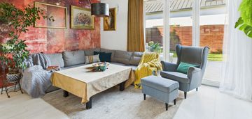 Dom wśród lasów puszczy darżlubskiej