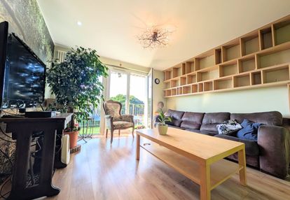 Przestronne mieszkanie z widokiem na las.