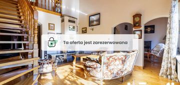 Dom z ogrodem, basenem i kominkiem w wawrze,