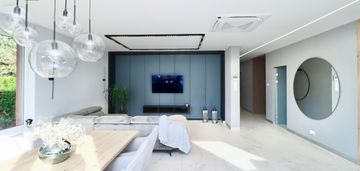 Parterowy dom na rodzinnym osiedlu.