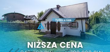 Dom z linią brzegową jeziora dzierzgoń