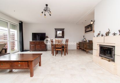 Dom w zabudowie szeregowej z garażem w bryle