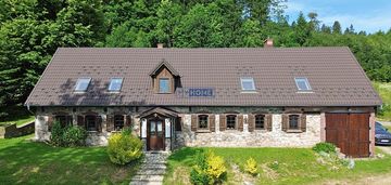 Dom na zielonym wzgórzu