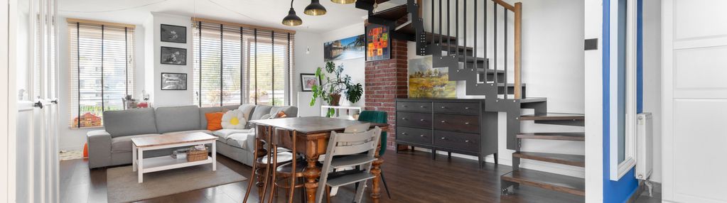 Przestronny salon z wyjściem na słoneczny balkon
