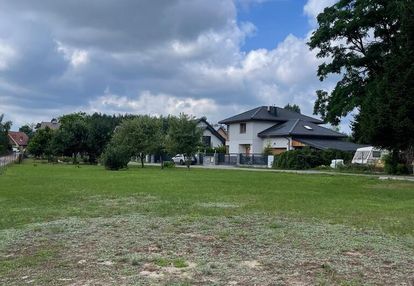 Działka 738 m², zabudowa mieszkaniowa + usługi.