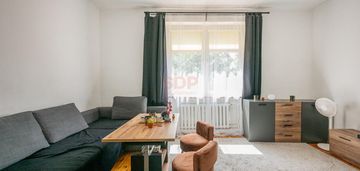 3 pokoje w zabytkowym budynku, w otoczeniu zieleni