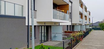 Jasny salon z dużymi oknami i przestronny układ