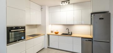 3 pokoje, 70 m², 2 balkony, garaż – centrum