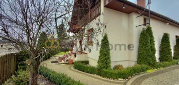 Dom wolnostojący z zabudowaniami gospodarczymi