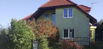 Dom z ogrodem w cichej okolicy