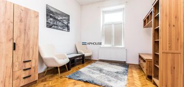 Blisko kładki i wisły/rynek podgórski/eng