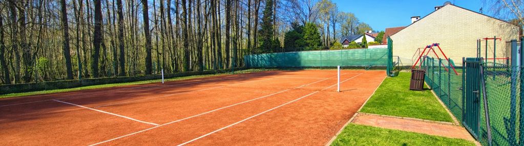 Na zamkniętym osiedlu z kortem tenisowym