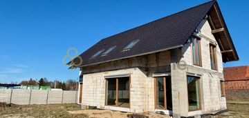 Dom wolnostojący do wykończenia w zakęciu