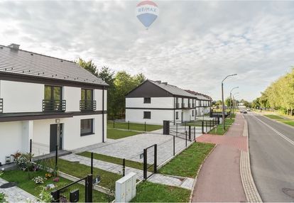 Nowy dom w zabudowie bliźniaczej.