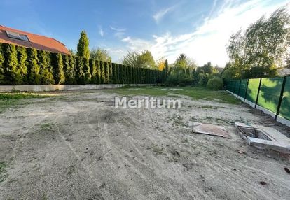 Działka budowlana , liczne nasadzenia, ogrodzona.