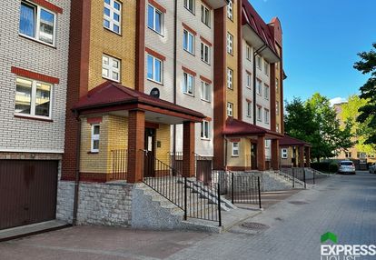 Dwa oddzielne pokoje z balkonem w bloku z cegły