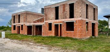 Bliźniak w stanie surowym otwartym/działka 500 m2