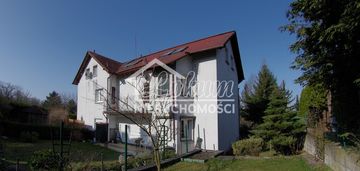Część domu 4 rodzinnego z ogrodem i garażem