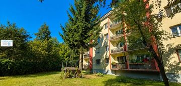 2 pokoje, 2 piętro, duży balkon, widok na skwer