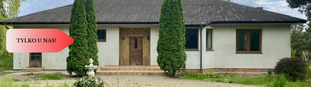 Dom w otoczeniu lasu