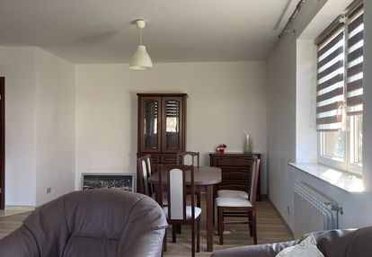 Dom wolnostojący, dwulokalowy z 2 garażami.