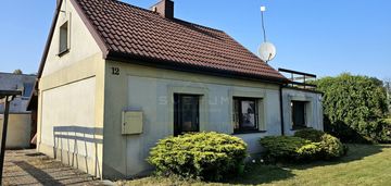 Dom w cichej i zielonej okolicy wyczerpy aniołów