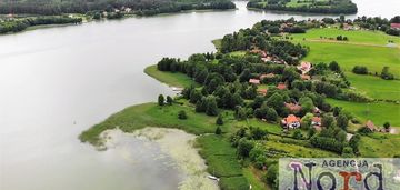 Piękne mazury jezioro ułówki, las, linia brzegowa.