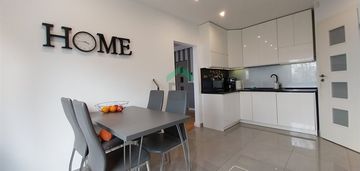 Duży dom w konopiskach z budynkami gospodarczymi