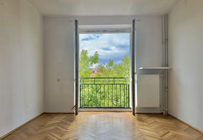 Wysokie dwa pokoje w zielonej okolicy