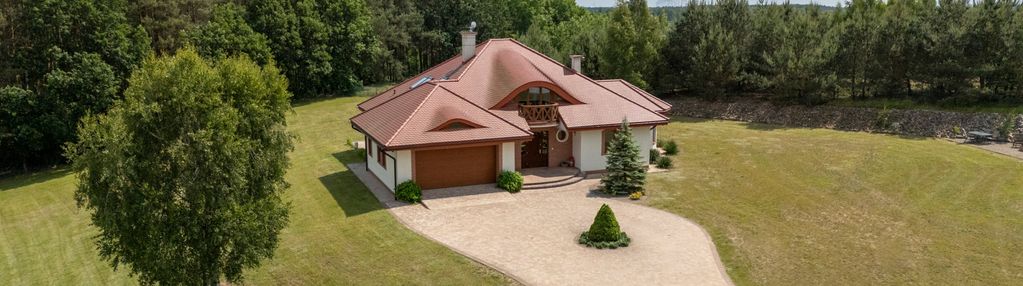 Piękna rezydencja wśród lasów i pól