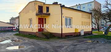 Dom wolnostojący zaadoptowany na cele usługowe