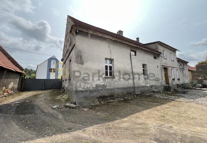 Duży dom z zabudowaniami gospodarczymi/ stodołą