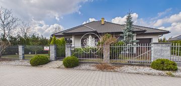 Wolnostojący / osiedle / blisko lasu