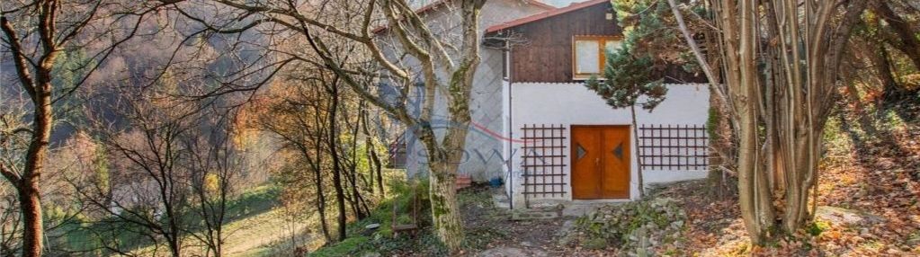 Dom w brennej wokół cisza spokój obok las