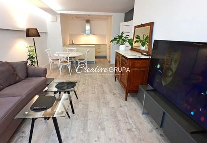 Apartament w sercu miasta z pełną infrastrukturą.