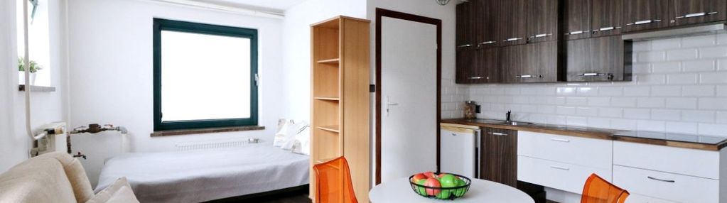 Kawalerka w kameralnym budynku na zaciszu