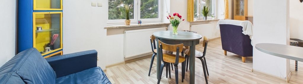 2 pokoje, duże okna, ogródek, garaż, piwnica