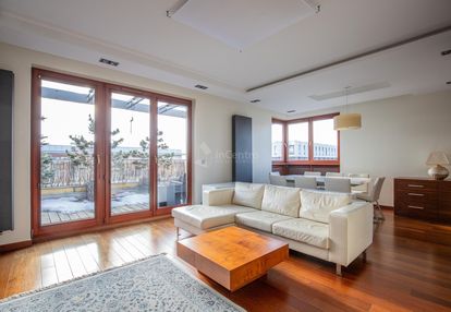 Przestronny apartament z tarasem. czerwone maki.