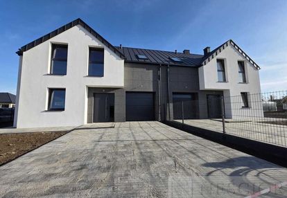 Nowoczesny dom bliźniak, stan deweloperski