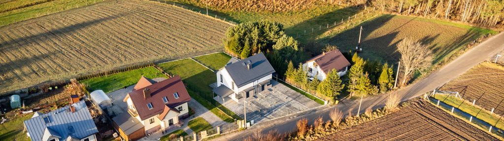 Nowoczesny bliźniak w sąsiedztwie lasu