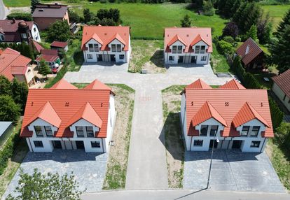 Nowoczesny dom w zabudowie bliźniaczej z ogrodem