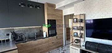 Nowoczesny salon z aneksem i sypialnia, garaż