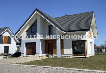 Ostatni dom wolnostojący z garażem w bryle budynku