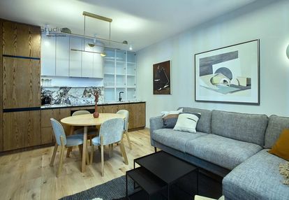 B. wysoki standard / w  enklawie zieleni / top