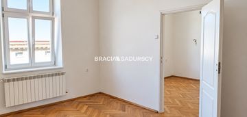 W centrum, blisko dworca i rynku głównego