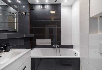 Kameralny, 2-piętrowy blok obok kampinosa