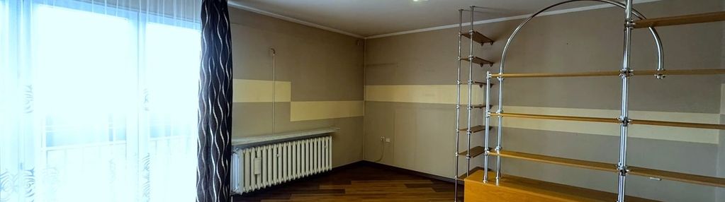 Kawalerka z wydzieloną strefą sypialnianą.