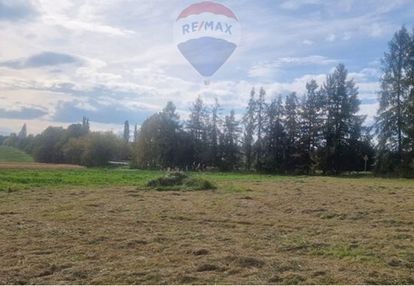 Działka przy głównej drodze.